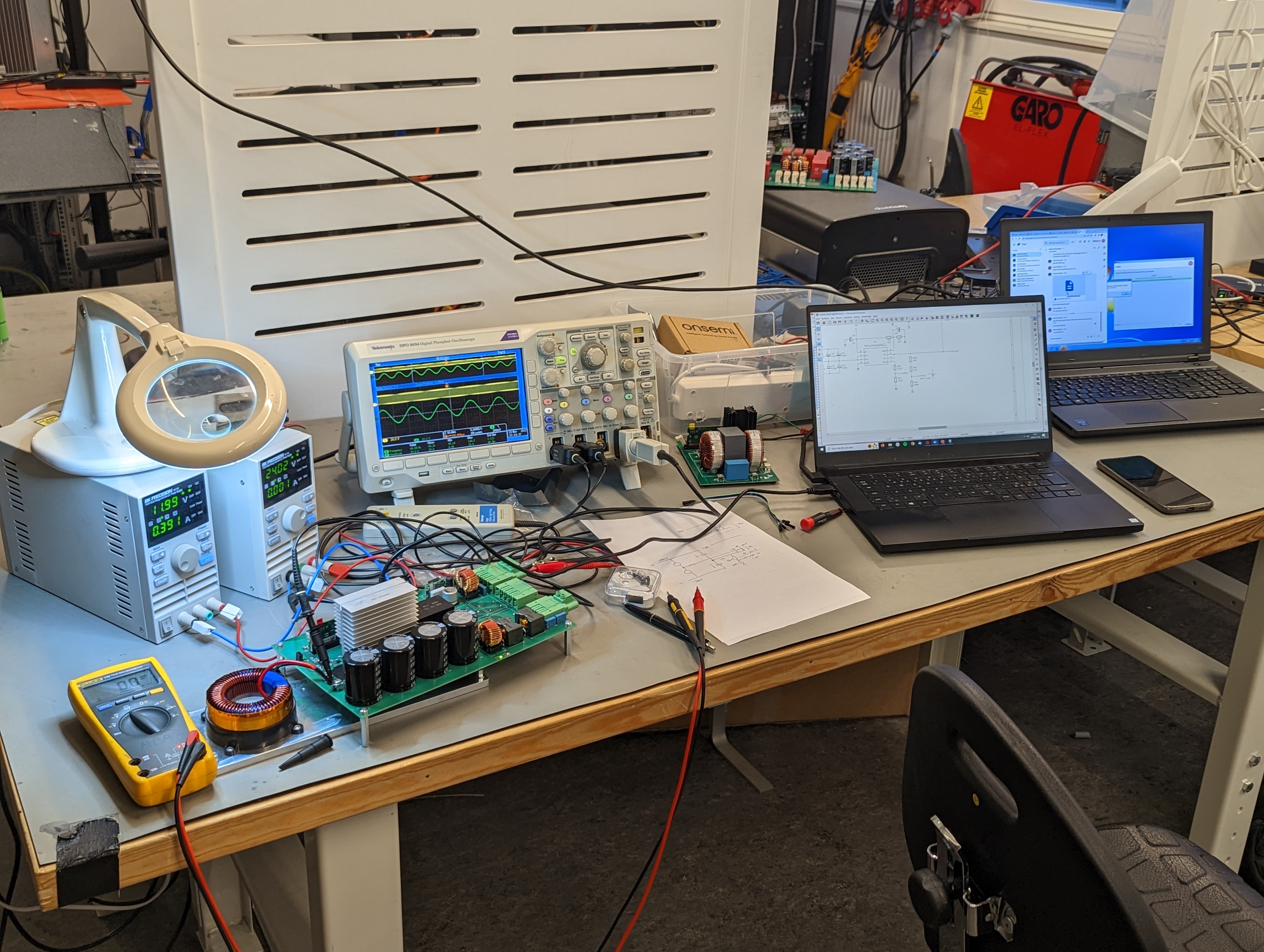 Laboratoire bureau d'étude RDF Tech — oscilloscope, alimentation programmable et carte PCB
